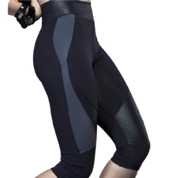 Charli Cohen Designer Activewear HighWaist Laser
Capri Legging Large Retail $275 - Picture 2 of 13